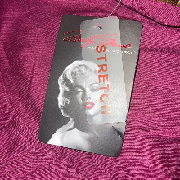 🌟NWT🌟 Marilyn Monroe Medichic Wine Stretch Scrubs Top - Picture 5 of 7